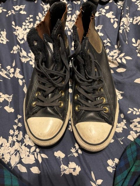 Leather converse hightop sneakers. Women’s size 7