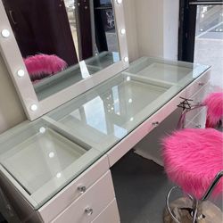 💋AveryWhite Makeup Vanity Set with Lighted Mirror
Crown Mark$20 Down Payment and delivery available