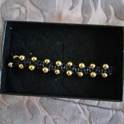 Pulsera de hilo hecha con bolitas de oro. Chapeado interesados en $60.