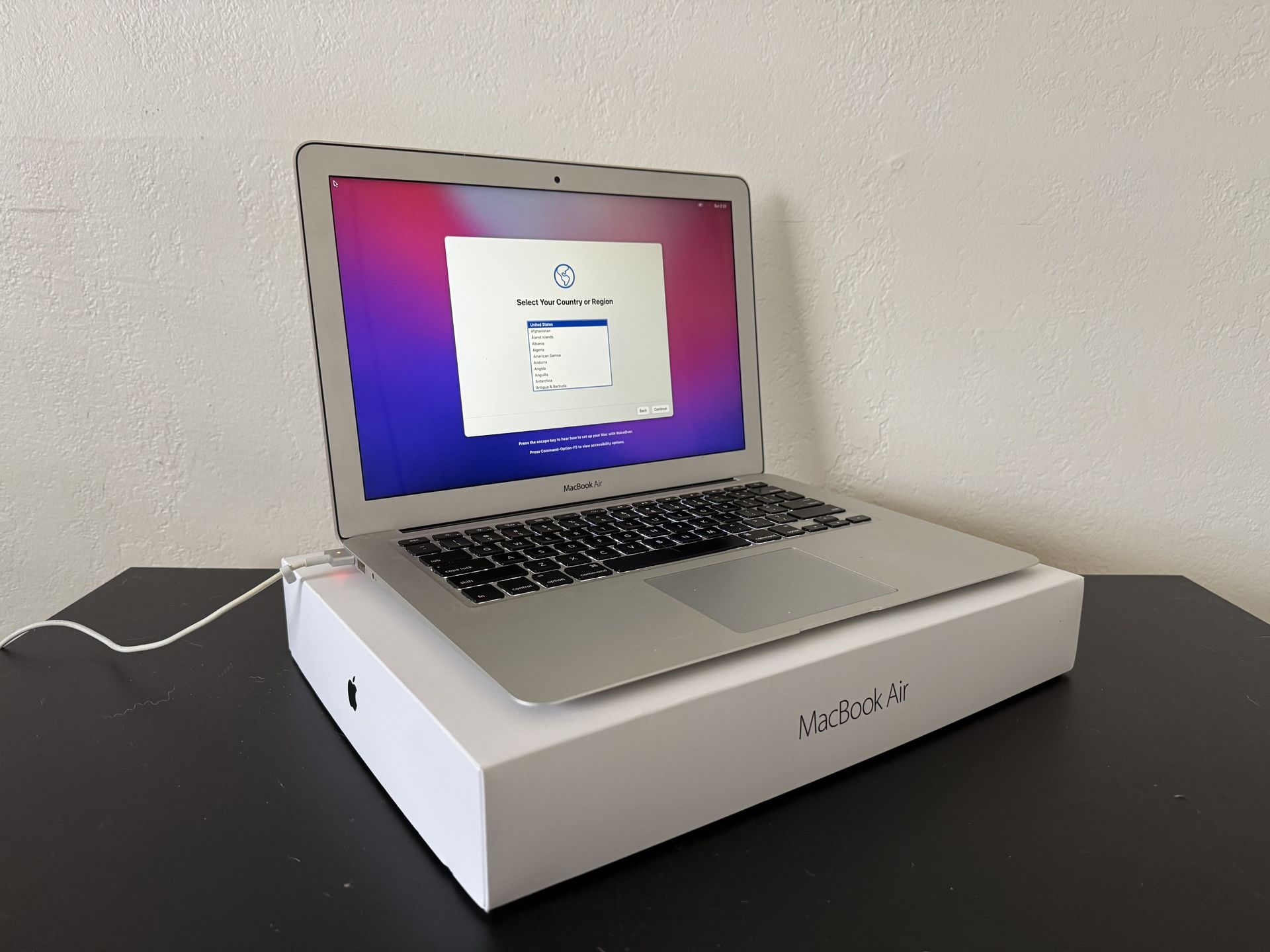 Apple MacBook Air 13”, macOS Monterey, I5, 121GB SSD