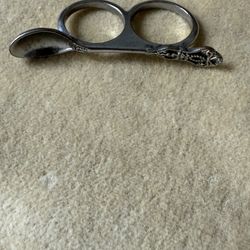  dual-finger ring with a small decorative spoon.