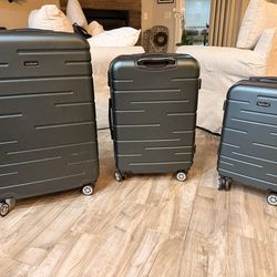 Lightly Used 3 Piece Luggage Set