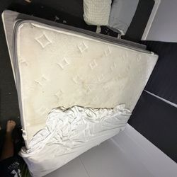 CAN BE CLEANED!!! King Size Mattress & Box Spring