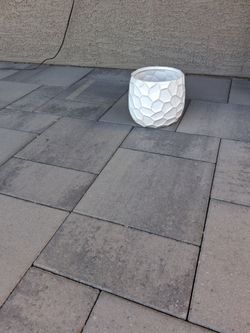 Accent planter with honeycomb hairstyle