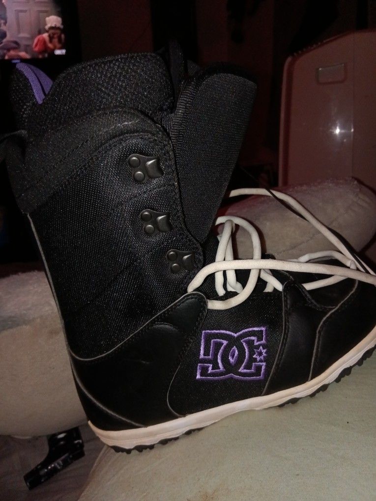 DC Snow boots Size 8 5