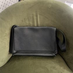 Cuyana Black Pebbled Leather Messenger Bag  
