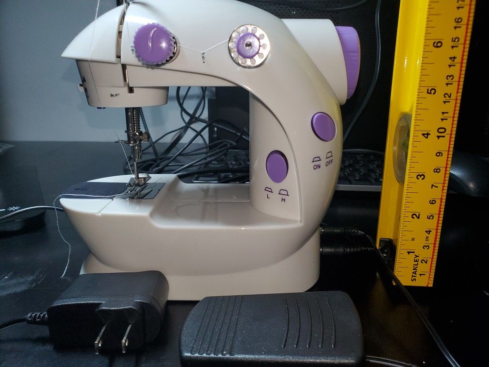 working sewing machine JYSM-202A and accessories, 49 needles, 5 robins, 1 threader, threads, 1 tini cissor, 2 regular needles etc.
easy to use. YouTu