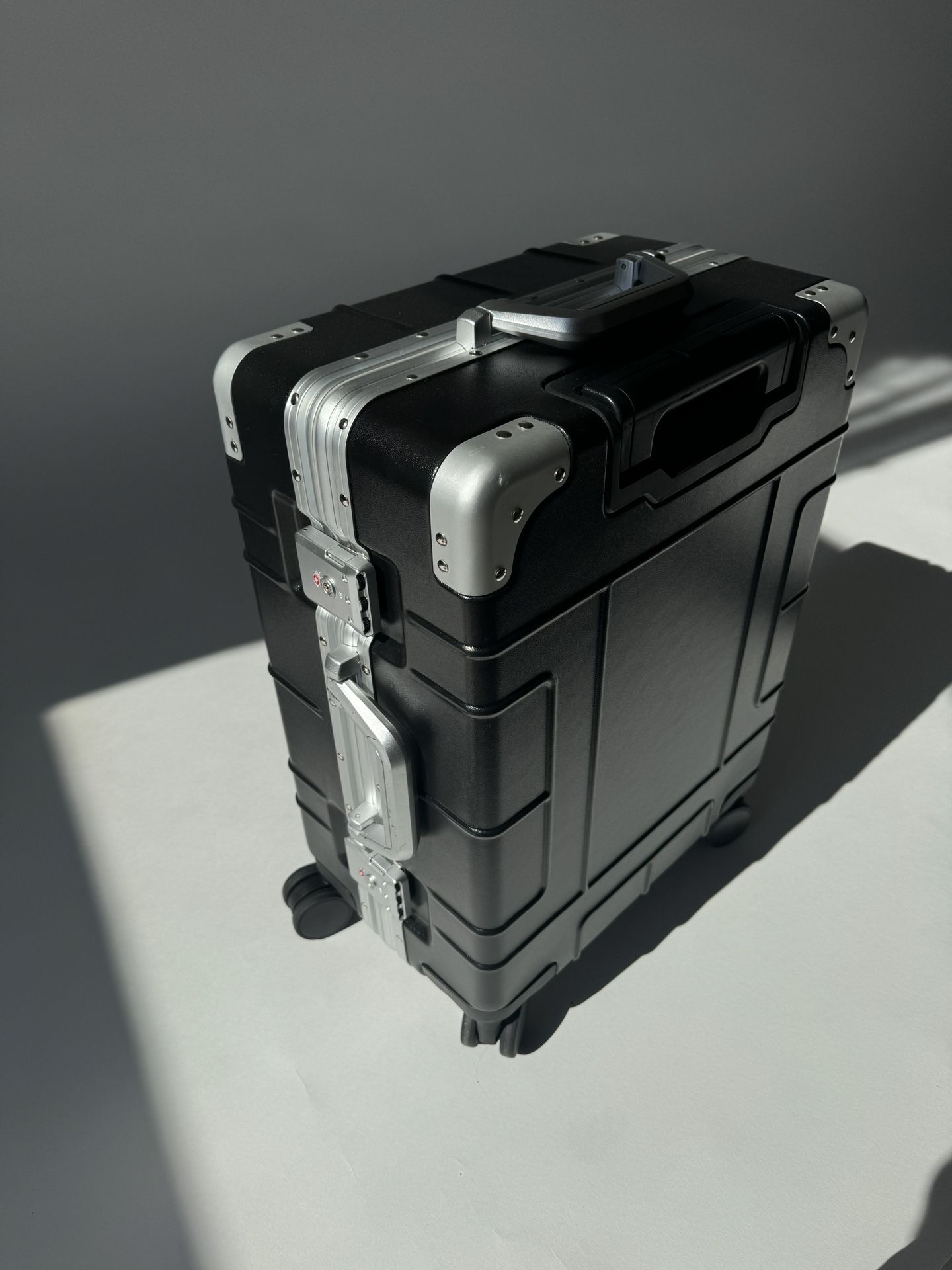 CARRY-ON SUITCASE WITH SAFETY LOCK SKI COLLECTION - Silver