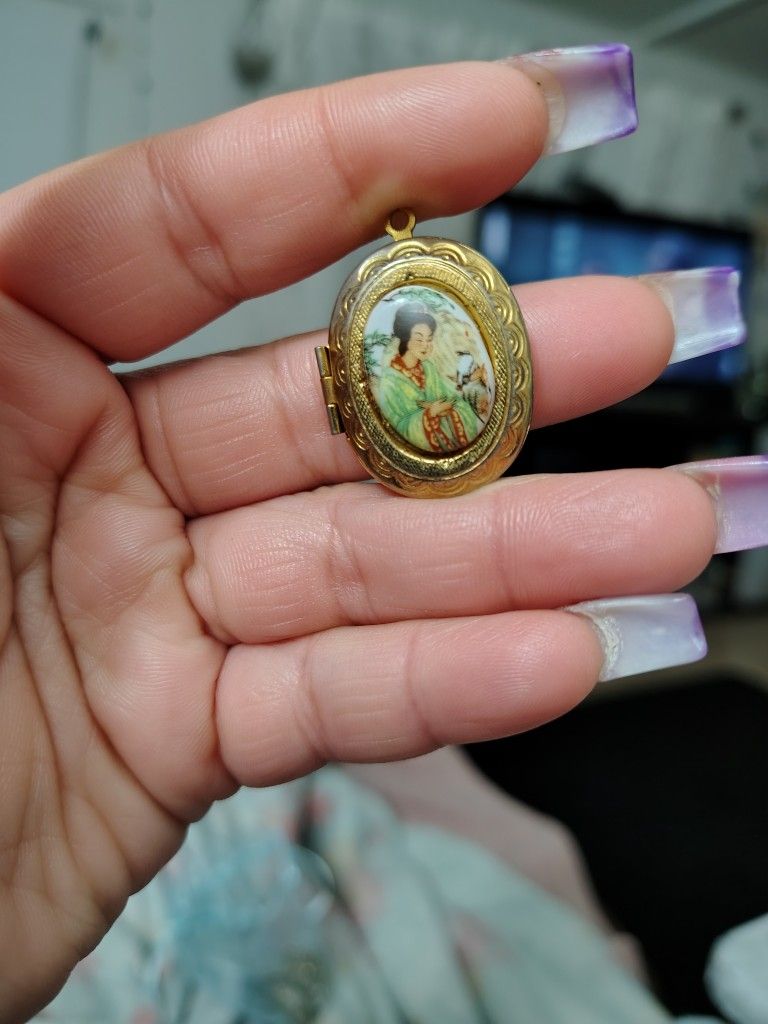 Vintage Porcelain Oval on Gold Tone Pendant Locket