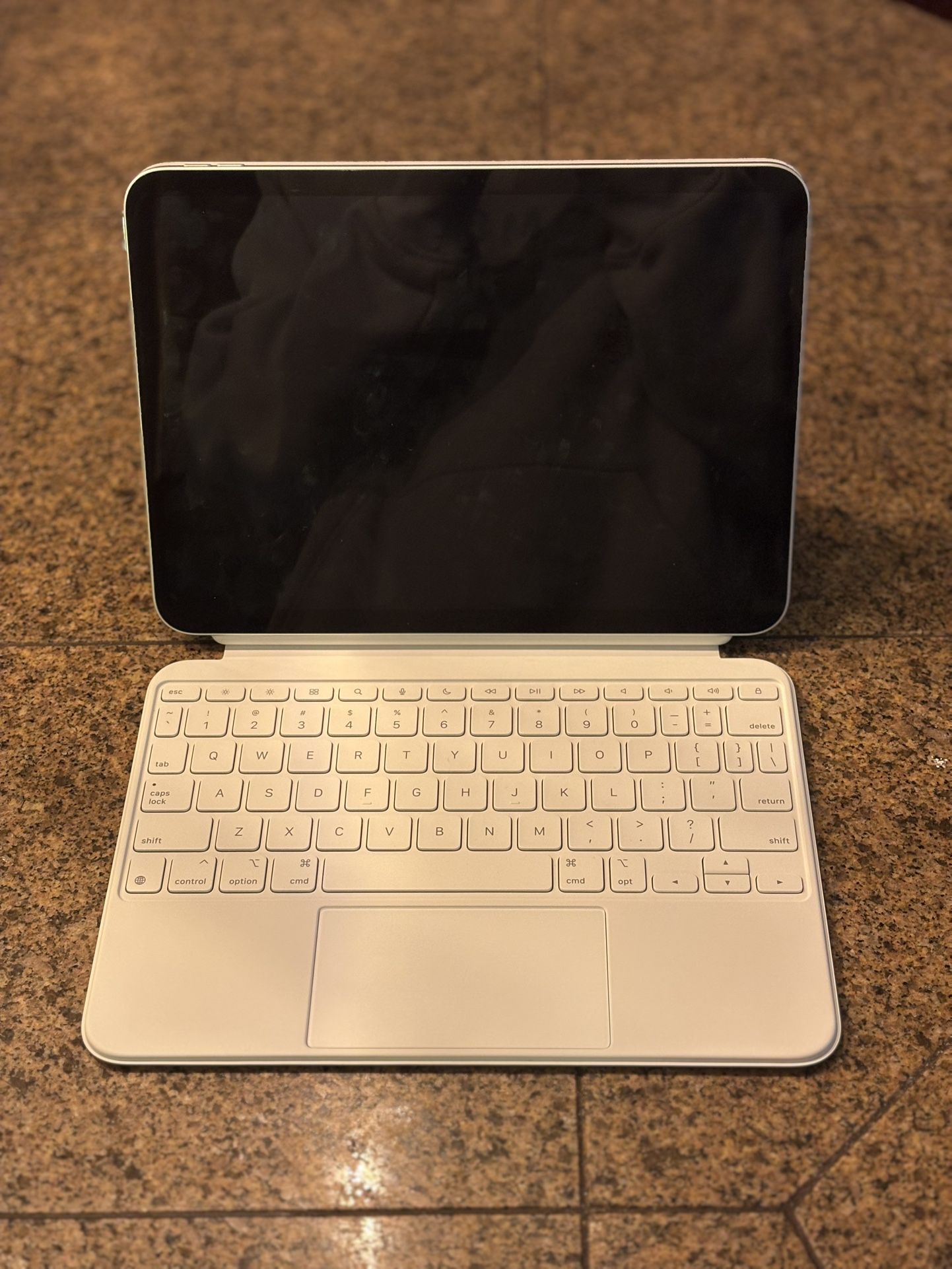 iPad 10 Gen With Apple Magic Keyboard