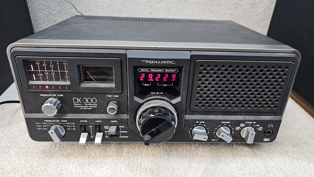 Realistic DX 300 Communications Receiver Short Wave Radio Ham