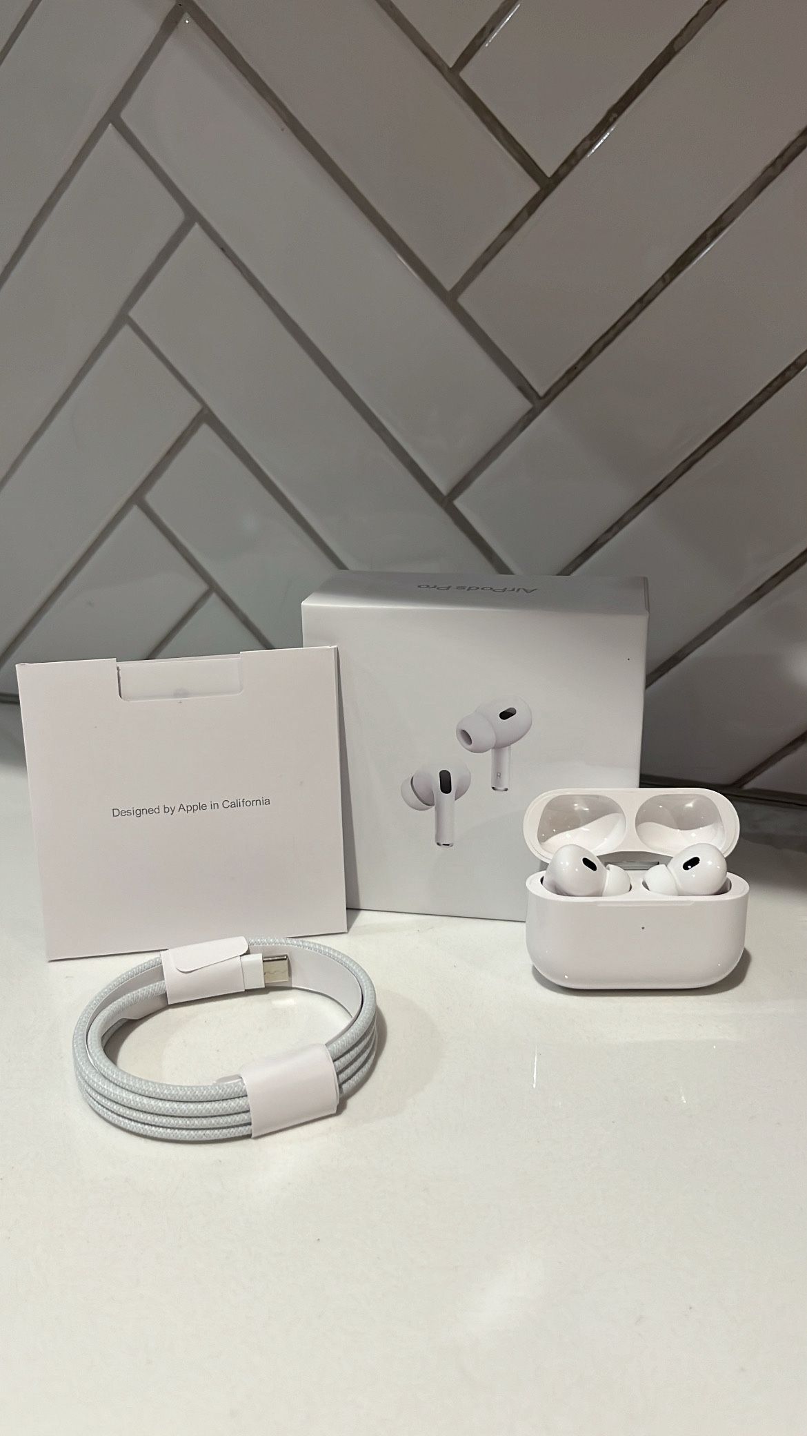 Apple AirPod Pro 2 ! BRAND NEW! Active Noise Cancelation With USB-c Charger (white)