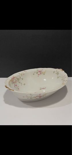 Antique 1895 Theodore Haviland Limoges Oval Vegetable Bowl Handled Scalloped Rim made in France. Beautiful antique bowl is in excellent condition. Siz