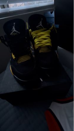 9.5 yellow thunders 4s