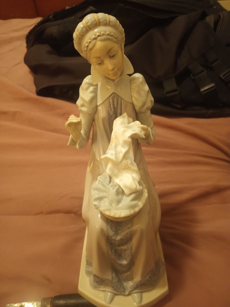 Lladro Figurine Stunning Collectible
,