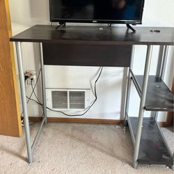 School besk with loft bed and mattress