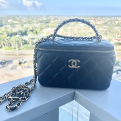 Chanel vanity Bag Lambskin & Gold hardware 🖤