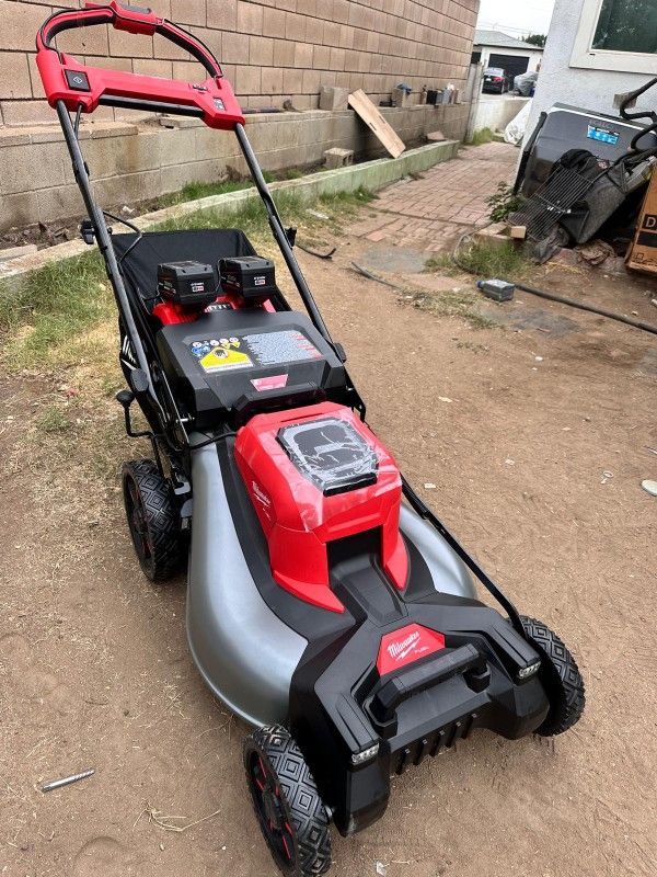 Milwaukee
M18 FUEL Brushless Cordless 21 in. Walk Behind Dual Battery Self-Propelled Mower w/(2) 12.0Ah Battery and Rapid Charger