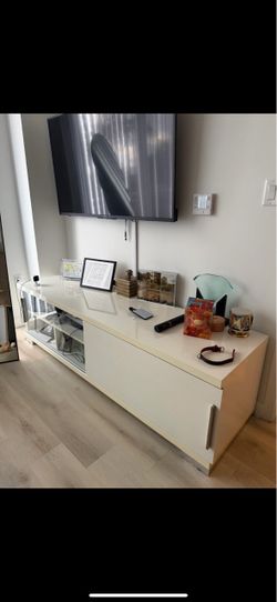 FREE tv stand must come pick up