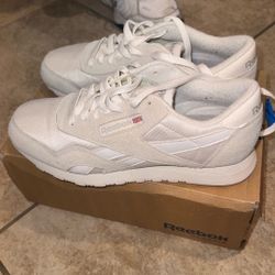 7.5 White/ Gray Reebok