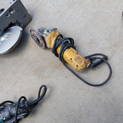 DeWalt Angle Grinder 4.5" Corded --- Works Great