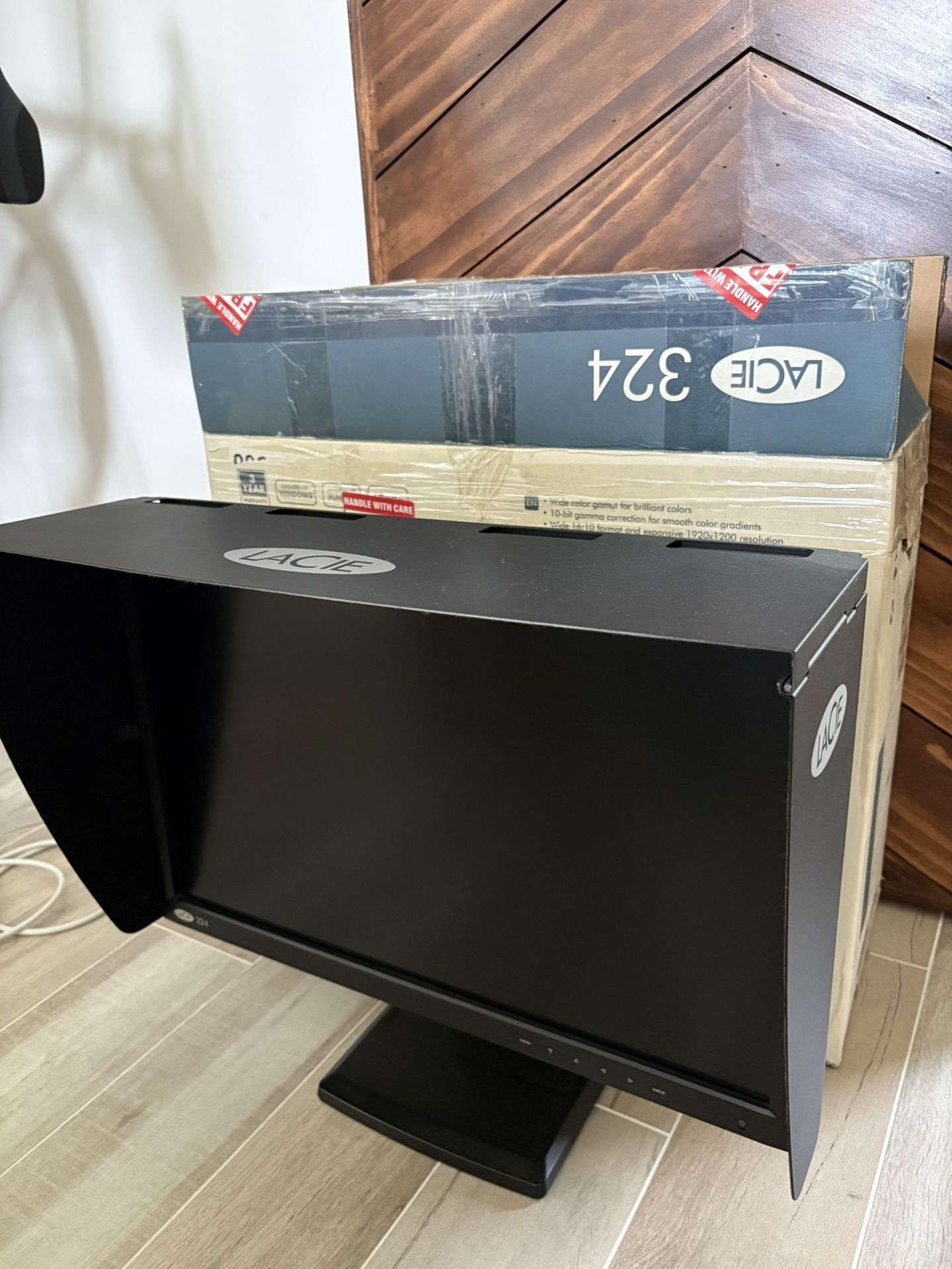 Lacie 324 LCD Pro Monitor 24”