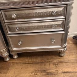 Must Go Asap!! King Bedroom set 