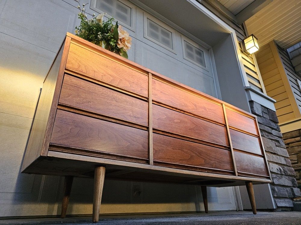 STUNNING Mid Century Modern Dresser 9 Drawers Walnut Brown