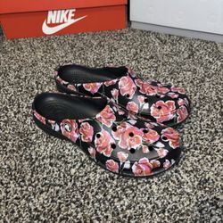 Women’s Crocs Freesail Graphic Roses Clogs Size 8 1/2