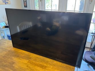 32 inch Visio TV with wall mount.