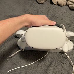 Oculus Quest With Charging Station And Games