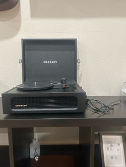 Crosley record player with internal speaker
