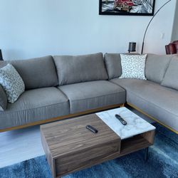 Beautiful Couch - Like New!