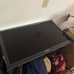 LOW PRICE MOVING- FLAT SCREEN TV 40”