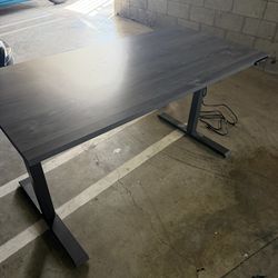 Electric desk (realspace)