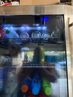 Beverage refrigerator