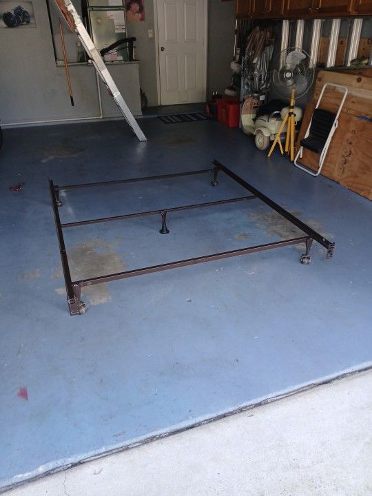 Frame Bed Queen Size