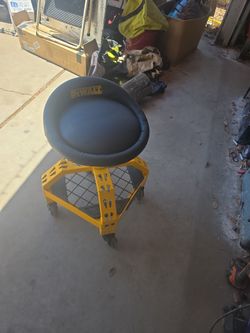 Dewalt  rooling seat