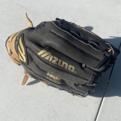 Mizuno ( Lefty) 10.75 Size Baseball Glove