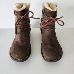 Women's Ugg Caspia Boots Size 8