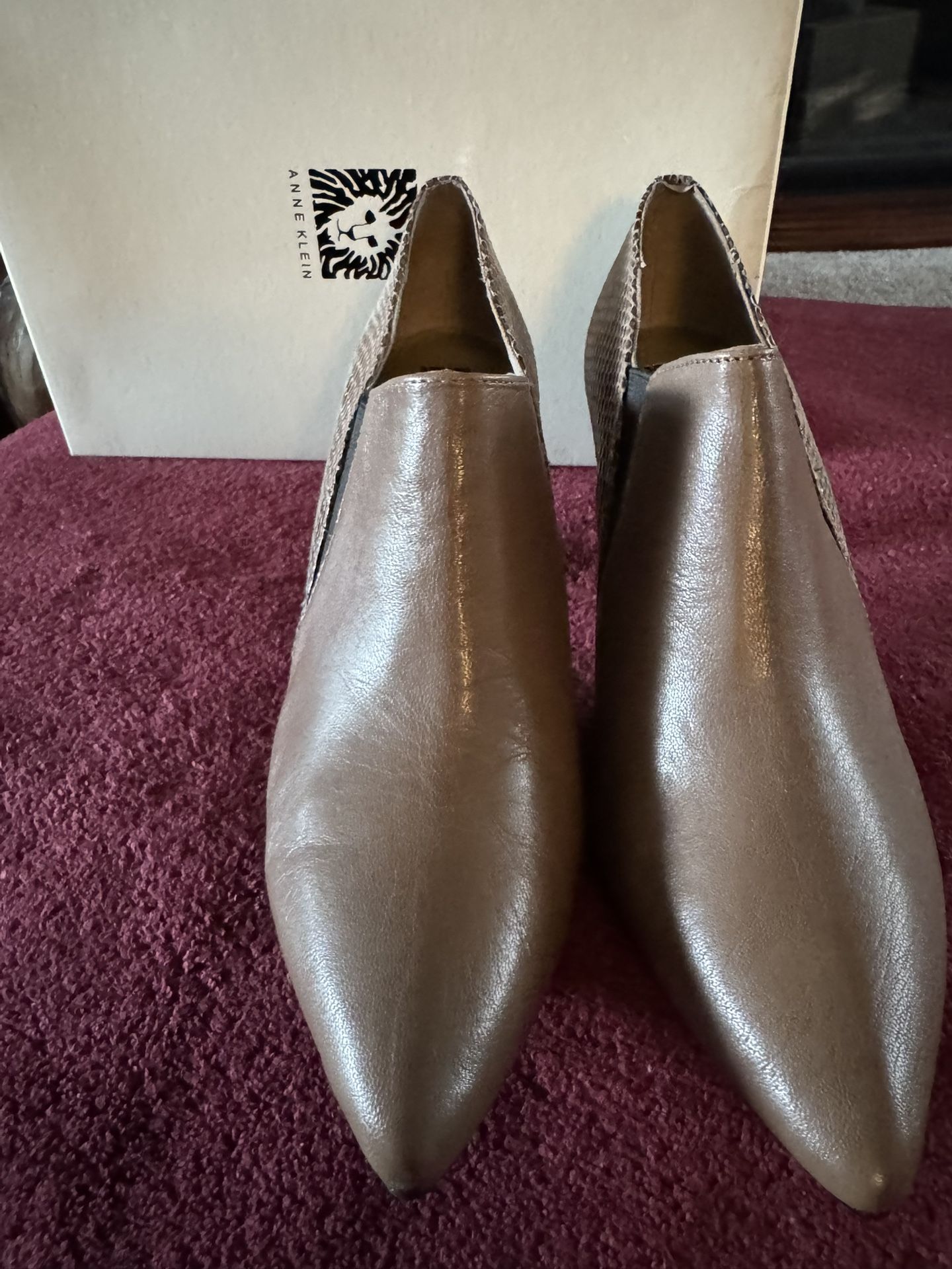 New Dark Taupe Size 8 Leather