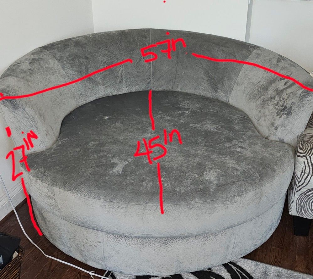 For Sale/ GREY ROUND LIVING ROOM CHAIR THAT SWIVELS