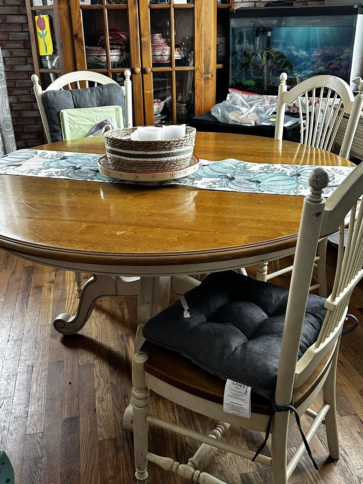 Dining Room Table And Chairs 