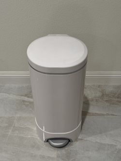 Munchkin Step Diaper Pail – Like New + 3 New Pucks ($18 Value) + Refill Bag