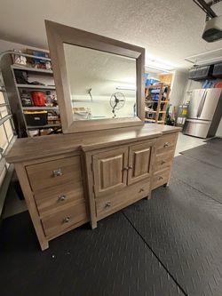 Rooms To Go / Canyon Furniture 7-Drawer Dresser with Mirror – $300 OBO