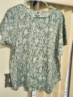 Anne Klein, Nice satin animal print style casual blouse.