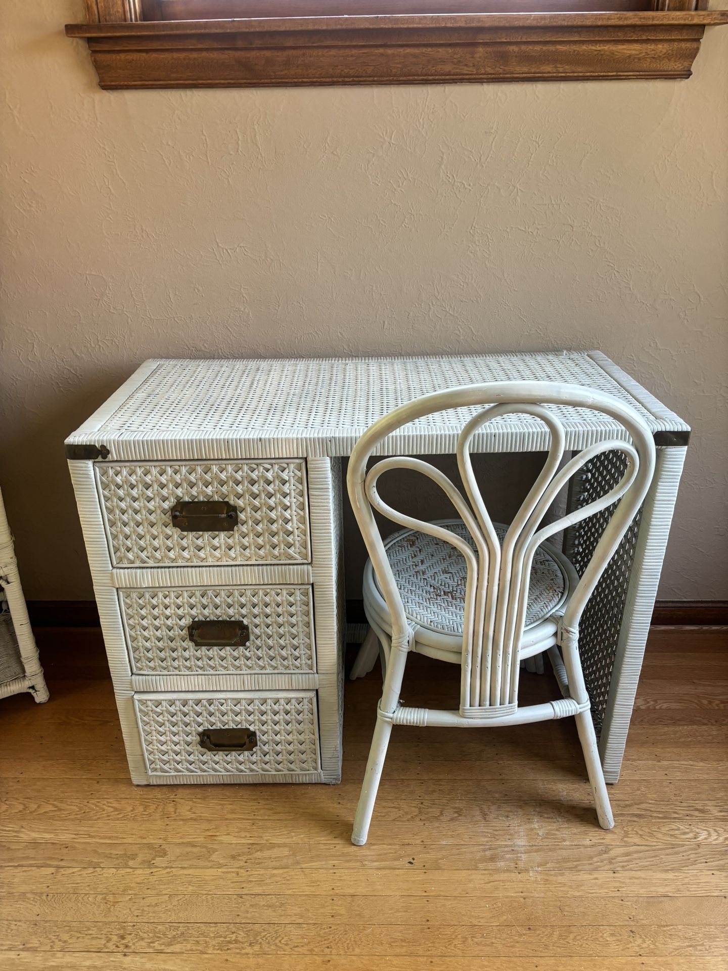 White wicker desk, and chair set