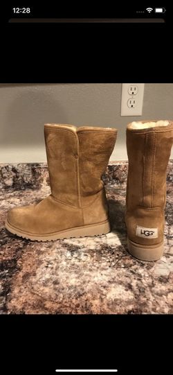 Girls used UGG boots size 4