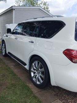 Infiniti QX56 White Full-Size SUV