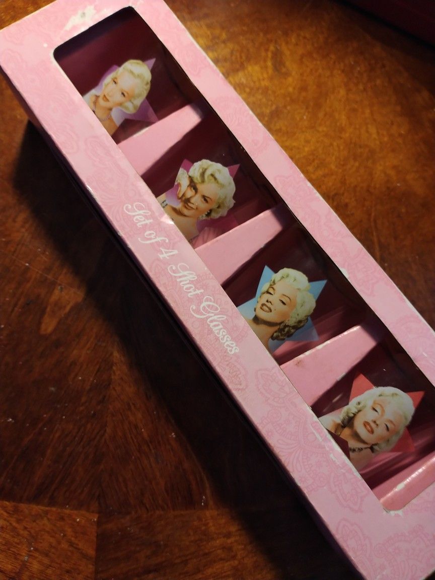 New In Box Collectable MARILYN MONROE SHOT GLASSES 4 SET